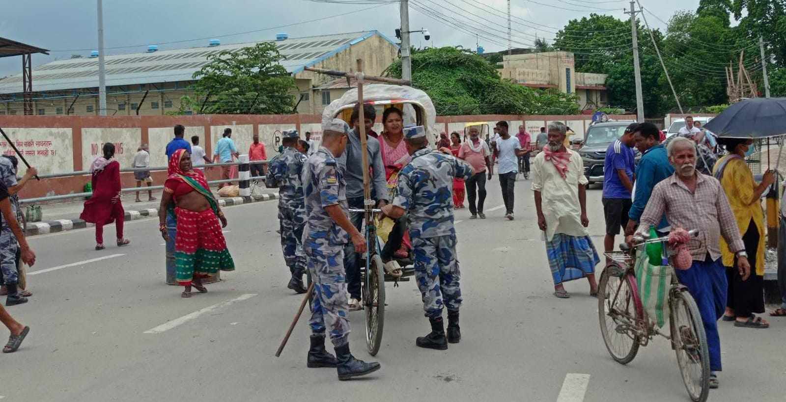 जोगवनी नाकामा कडाइले पातलियो भिड, १ सय रुपैयाँभन्दा बढीको सामानमा अनिवार्य भन्सार